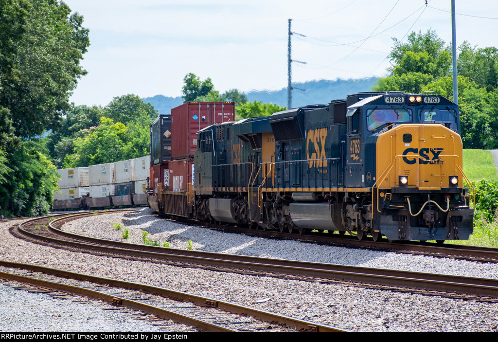 I142 navigates the curves at Bridgeport 